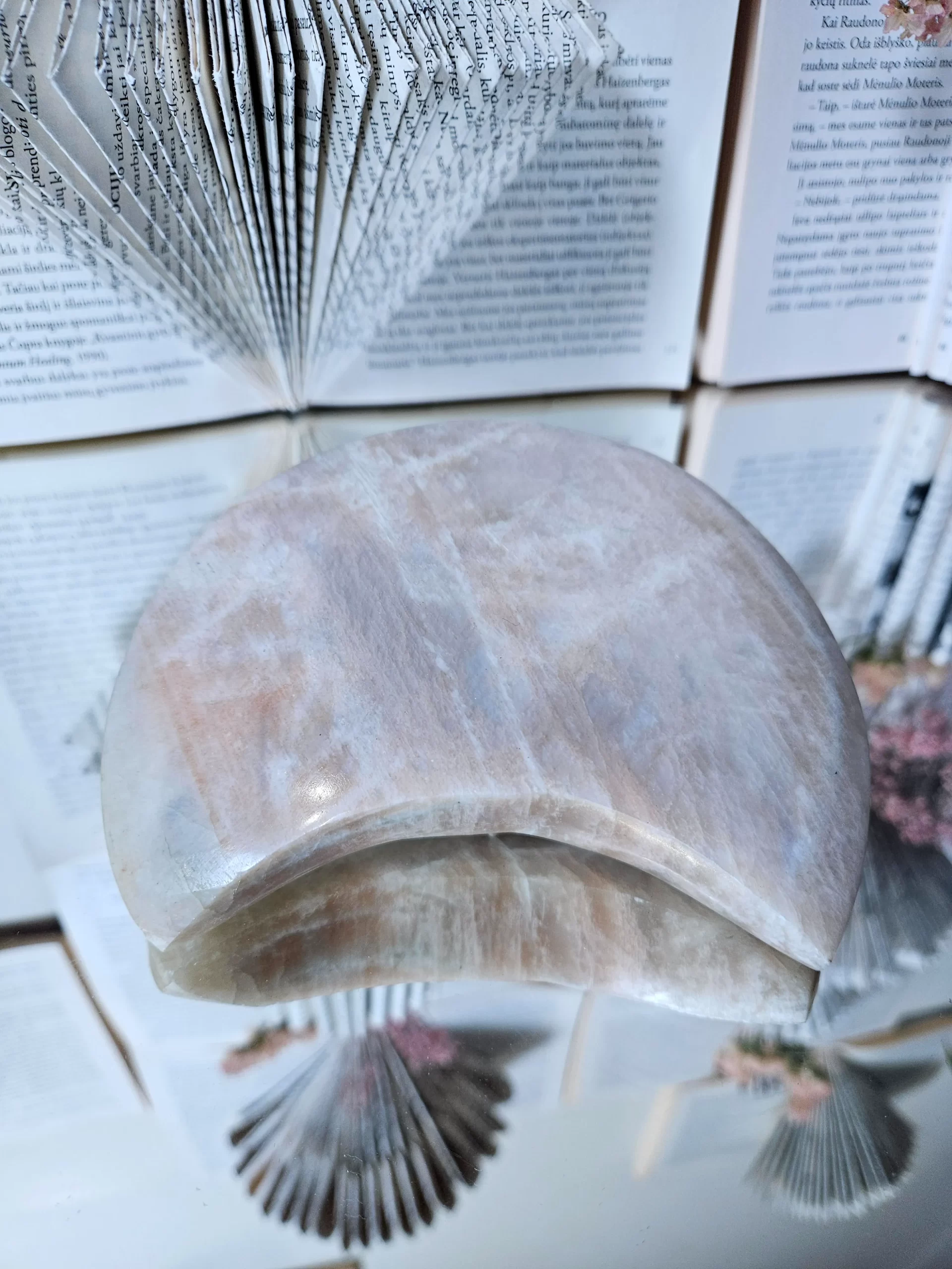 Persikinis mėnulio akmuo mėnulis 515-564 gr